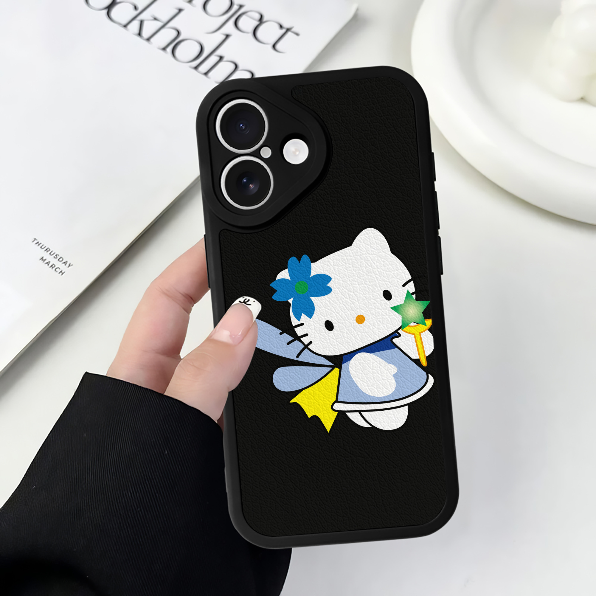 （画像用） Hello Kitty ハローキティ 【iPhone 16シリーズ対応】シリコンスマホケース（レザー調） 材質：シリコン